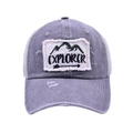 Detail der grauen Trucker-Mütze im Used-Look mit Explorer-Patch und Berg-Stickerei - Grau