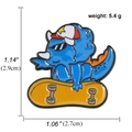 Niedliche Emaille-Anstecknadel mit blauem Dino auf gelbem Skateboard und Sonnenbrille - Blauer Skateboard Triceratops