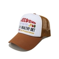 Dettaglio del ricamo di frutta e scritte su un cappello trucker marrone e bianco - M(56-58cm) / Marrone e Bianco