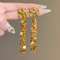 Orecchini a pendaglio con nappe di paillettes dorate e borchie in metallo martellato - Orecchini Pendenti Lunghi con Paillettes Oro (Perno in Argento)