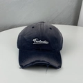 Gros plan détaillé sur le bord usé avec trous effilochés d'une casquette de baseball brodée - Taille Unique (58-60cm) / Gris clair