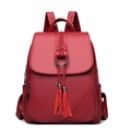 Zaino da donna in pelle PU rossa con frange e dettagli intrecciati su fondo bianco - Rosso