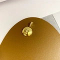 Dettaglio macro del ciondolo lettera I placcato oro 18K con pavé di zirconi luminosi - Pendente Lettera I + Catena Universale