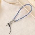 Dettaglio del cinturino in strass blu scintillante con chiusura a moschettone in argento - Celeste
