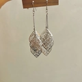 Boucles d'oreilles argentées géométriques avec feuilles évidées et longs crochets - Losange Multicouche Argenté Ajouré