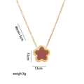 Gouden titanium stalen ketting met bloem hanger en afmetingen weergegeven - Rood Parelmoer