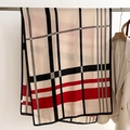 Vista dettagliata della sciarpa leggera a quadri con motivo classico beige e rosso trama - Beige (FSM-18)