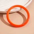 Dettaglio macro del bracciale in resina acrilica arancione con finitura lucida - Arancione