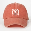 Détail de la broderie DOG MOM et de l'empreinte de patte sur la casquette en coton rouge - Orange