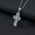 Elegante zilveren kruis ketting met AAA zirkonia stenen op donkere lederen achtergrond - Wit