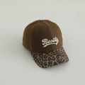 Détail de la broderie 'Beooty' sur casquette en coton marron avec visière imprimé léopard - 52-54cm (3-8 Ans) / café