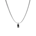 Primer plano detallado de un colgante de gema oscura rectangular en cadena de serpiente plata - Oro blanco con piedra negra