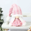 Detalle de gnomo navideño rosa con falda de lentejuelas y gorro a cuadros en madera - Gnomo Estilo Mujer con Lentejuelas Rosas