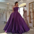 Robe de soirée élégante en satin violet à épaules dénudées avec fente latérale haute - S / Violet