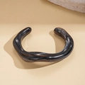Detalle del brazalete de acrílico bohemio con un patrón irregular de carey en marrón oscuro - Negro