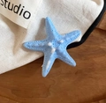Pinza para pelo de estrella de mar azul claro con textura sobre madera rústica - Pinzas de pelo pico de pato / Azul mar (Individual)