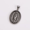 Detailliertes Relief Unserer Lieben Frau von Guadalupe auf einem ovalen Silberanhänger - Nur Anhänger (Ohne Kette) / Antik Silber