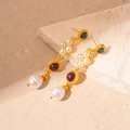 Dettaglio macro degli orecchini vintage con perle di resina e pietre viola su pietra - Orecchini Pendenti con Perle Geometriche Colorate e Perno in Argento