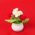 Gehäkelte rote Erdbeere und weiße Blume im weißen Keramiktopf als Tischdekoration - 2-Kopf 3-Blüten Garn Erdbeere