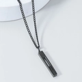 Primer plano del collar con colgante de pilar de acero inoxidable negro en soporte - Negro