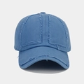 Gros plan sur les bords effilochés d'une casquette de baseball vintage en coton bleu - Réglable / Bleu clair