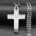 Vue détaillée d'un pendentif croix argenté avec gravures sur fond de cuir noir texturé - Argent 60cm