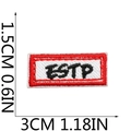 Vue macro d'un écusson brodé ESTP de 1,5cm x 3cm avec détails de mesure sur fond blanc - No 5 (Lettre ESTP)