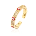 Nahaufnahme des vergoldeten Evil-Eye-Rings mit roter Emaille und Zirkon-Details - Rotes Böser Blick / Gold