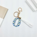 Letter O keychain with peacock feather pattern, gold clasp and white tassel accessory - Letter O (With Tassel)