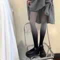 Vue détaillée du collant dégradé gris-noir porté avec une jupe à carreaux et chaussures - Taille unique / Dégradé Gris vers Noir