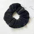 Dettaglio di un elastico per capelli in raso nero a pieghe con trama elastica su base - Pieghettato Nero