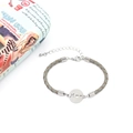 Dettaglio del ciondolo Mom con cuore su bracciale in pelle intrecciata grigia con moschettone - Grigio