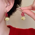 Dettaglio di orecchini di Capodanno rossi e dorati con motivi di serpente e caratteri - 18# 925 Sterling Silver Earring Post - Orecchini con Pendente Tondo Serpente Rich di Capodanno