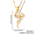 Detail van vlinder hanger ketting met zirkoon en volledige product specificaties - Gouden Lint Strik Stijl (N01263-1)
