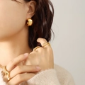 Pendientes de bola dorados de 18K y conjunto de anillos ondulados para mujer - Dorado