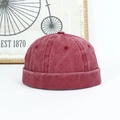 Detalle del gorro docker burdeos en lona lavada con el clásico borde enrollado retro - Ajustable / Burdeos