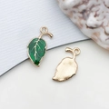 Pendentif feuille en émail vert avec nervures dorées et dos en alliage pour bijoux - Feuille (9955)