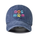 Détail de la broderie DOG MOM colorée sur cette casquette en coton délavé bleu marine - Taille unique / Bleu marine