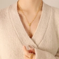 Collar de acero chapado en oro con colgante de moneda y cruz usado por una modelo - 50+5cm / Dorado