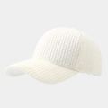 Primer plano detallado de la gorra de béisbol de punto blanco con textura acanalada - Ajustable / Blanco
