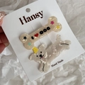 Détail de barrettes mignonnes chien et os avec texture nacrée sur carte blanche - 2 Pièces Chien en Os Dessin Animé