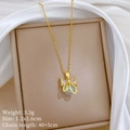 Detalle de collar de lazo dorado con perla azul mostrando dimensiones y especificaciones - Estilo de Lazo Dorado (D239)