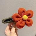 Barrette à cheveux fleur en feutre orange avec base en tissu vert faite main - Épingle à Cheveux Fleur en Peluche Contrastée / Orange