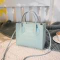 Elegante lichtblauwe handtas met krokodillenreliëf, dubbele handvatten en riem - Blauw