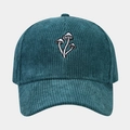 Dettaglio di tre funghi ricamati su cappello da baseball in velluto a coste verde scuro - Regolabile / Verde Pavone