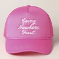 Detail van de roze trucker pet met wit borduursel en decoratief koord op de klep van de pet - Eén maat / Rozerood