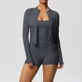 Detail von grauem Yoga-Set mit Daumenloch-Jacke und Sportshorts mit hoher Taille - Graphitgrau
