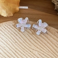 Close-up van elegante bloemoorbellen met parelmoer oliedruppelafwerking en zilveren details - 44# Opengewerkte Bloem Oorknopjes