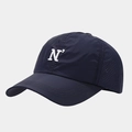 Detalle de gorra de nailon azul marino con bordado N y agujeros de ventilación por láser - Ajustable / Azul marino