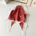 Dettaglio del foulard a triangolo a fiori rossi con pizzo bianco e tessuto morbido - Pizzo Floreale Piccolo / Rosso Arancio